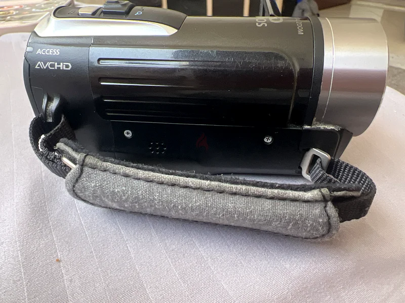 Capture Memories with This Canon Camcorder!63234125707779112