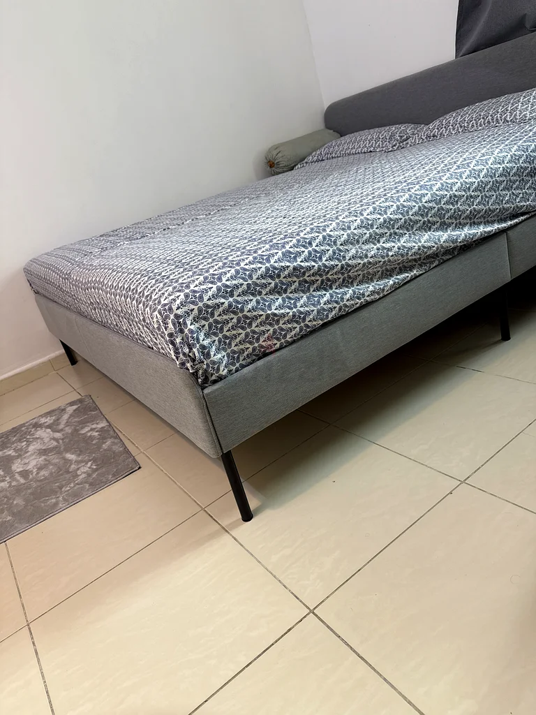 سرير بحجم كينج من إيكيا مع ماتريس نابض63221849777539114
