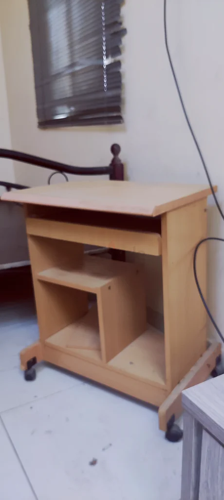 Compact  Stylish Rolling Study Table Dhs 2563222347242625111