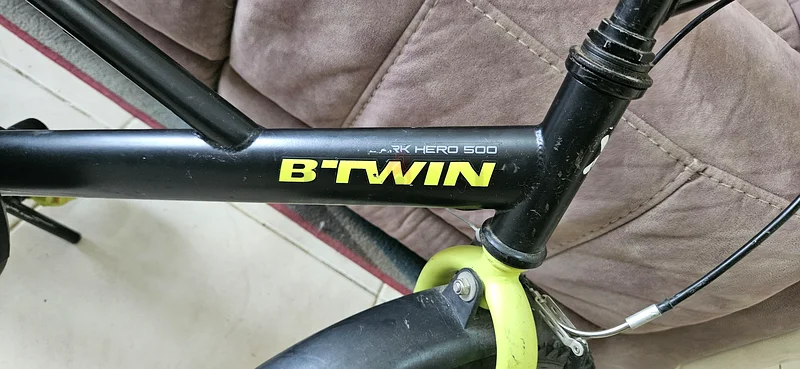 دراجة أطفال ممتعة وأنيقة - BTwin بمقاس 16 بوصة داكنة البطل 500. خوذة ديكاثلون مجانية.63170406593794114