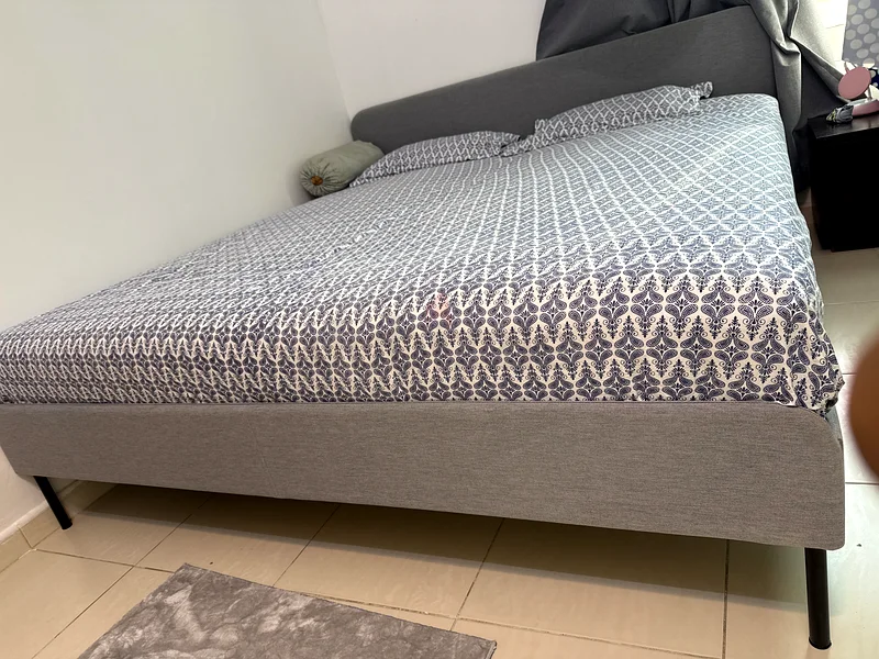 سرير بحجم كينج من إيكيا مع ماتريس نابض63221849777539113