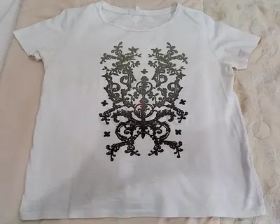 Stylish White Graphic T-Shirt with Elegant Print