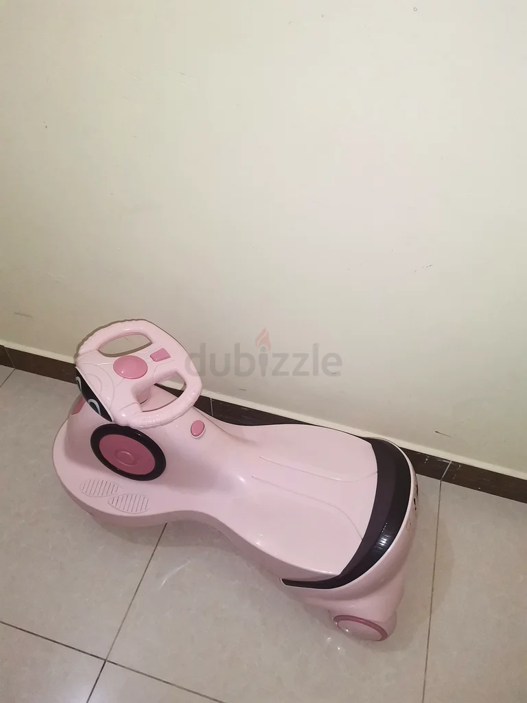 Small girl pink car63207397459585112