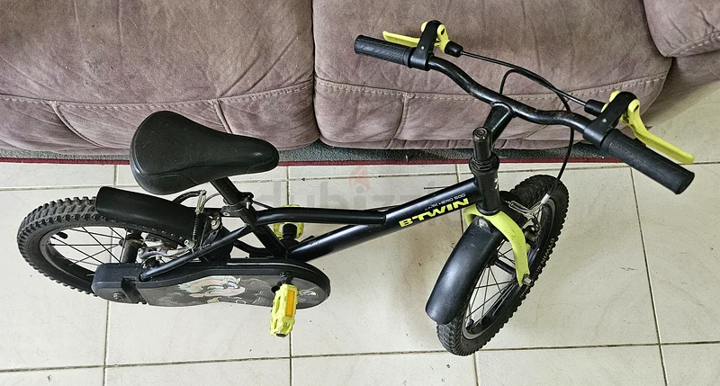 دراجة أطفال ممتعة وأنيقة - BTwin بمقاس 16 بوصة داكنة البطل 500. خوذة ديكاثلون مجانية.63170406593794111