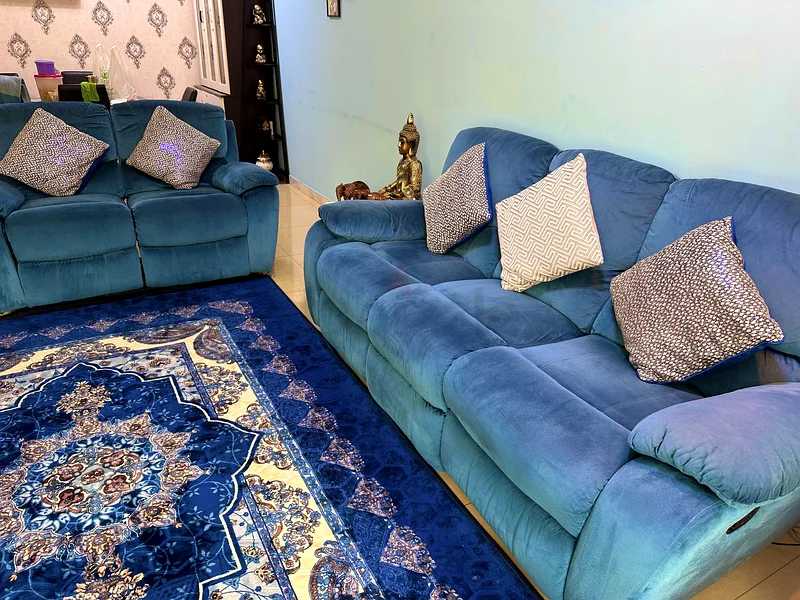 أريكة زرقاء فاخرة للانبطاح مع وسائد63177606637187114