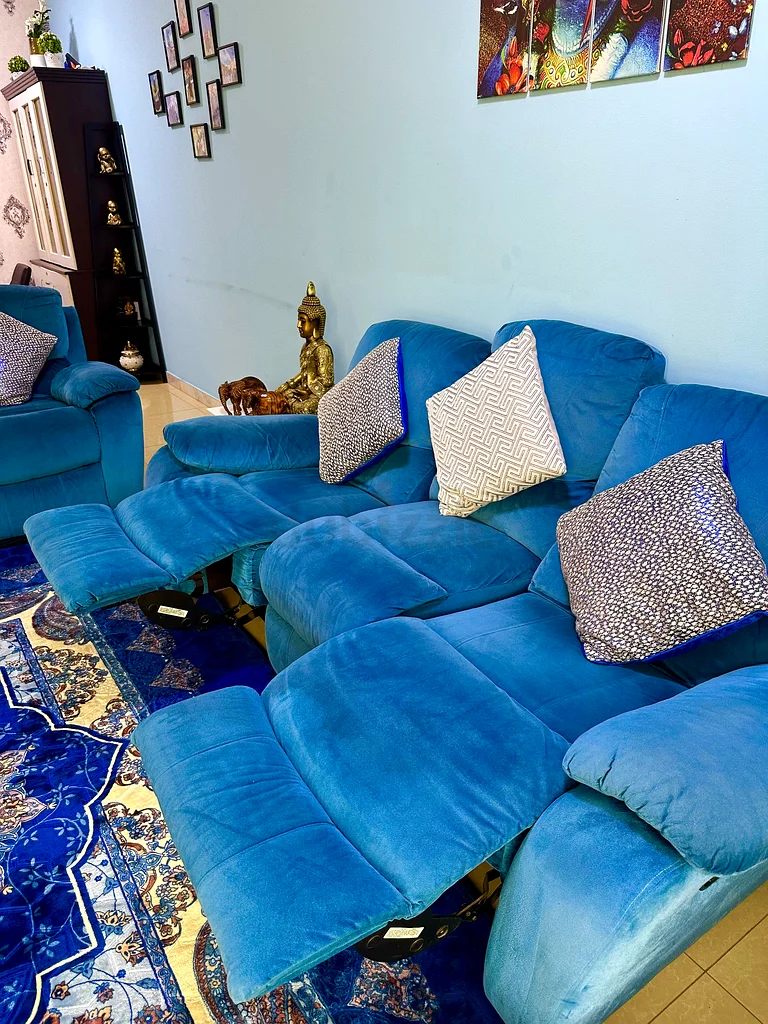 أريكة زرقاء فاخرة للانبطاح مع وسائد63177606637187113