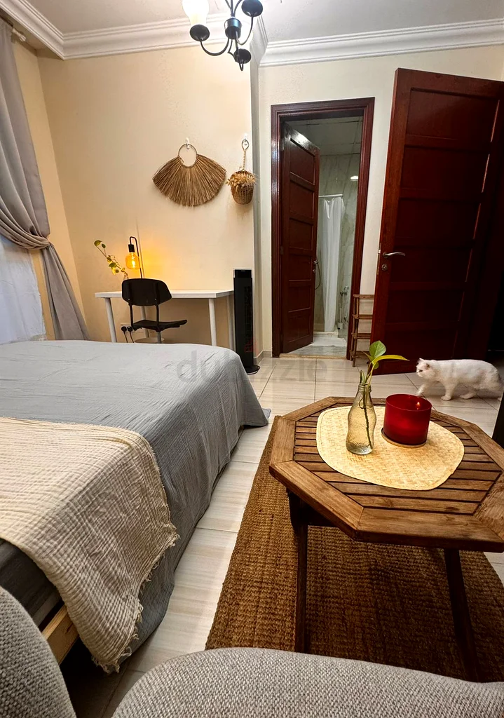 Spacious Room with Private Bathroom63623818558338111