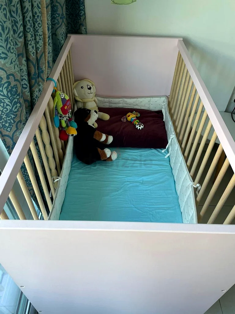 Charming Pink Baby Crib for Sale - Perfect for Your Little One!63206877556737111