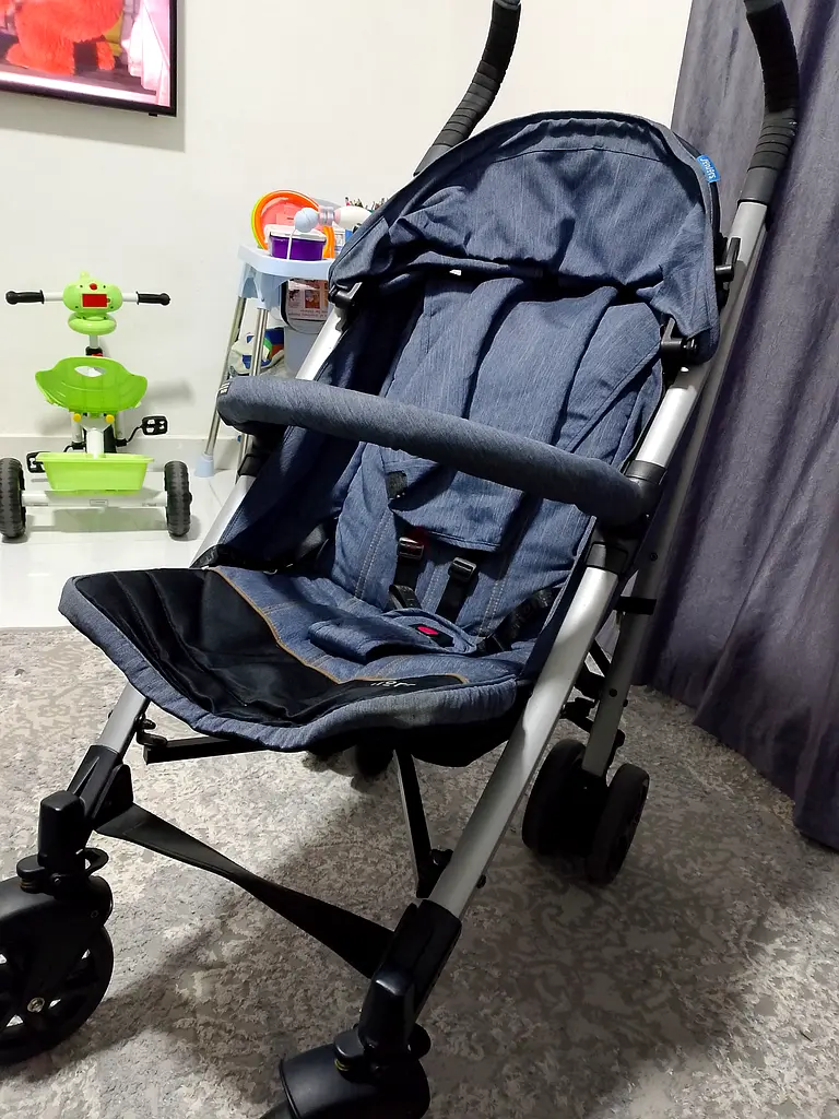 Lightweight and Stylish Stroller – Perfect for On-the-Go Parents!