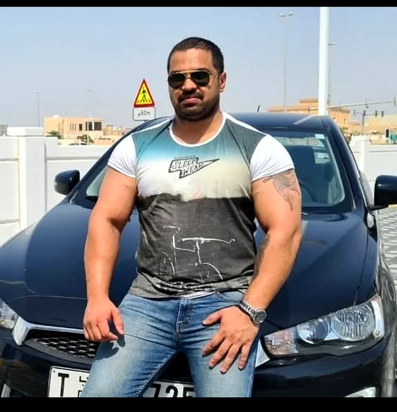 مدرب شخصي يقدم دروس ملاكمة أساسية للدفاع عن النفس، وتمارين في الصالة الرياضية، وتدريبات على القوة، سيارة63218820696322111