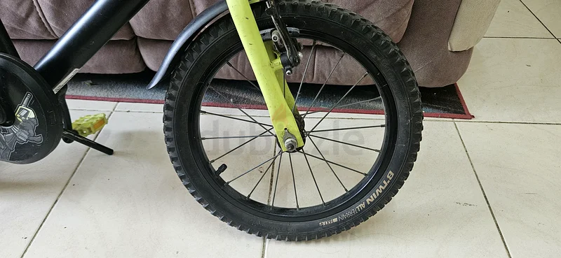 دراجة أطفال ممتعة وأنيقة - BTwin بمقاس 16 بوصة داكنة البطل 500. خوذة ديكاثلون مجانية.63170406593794112