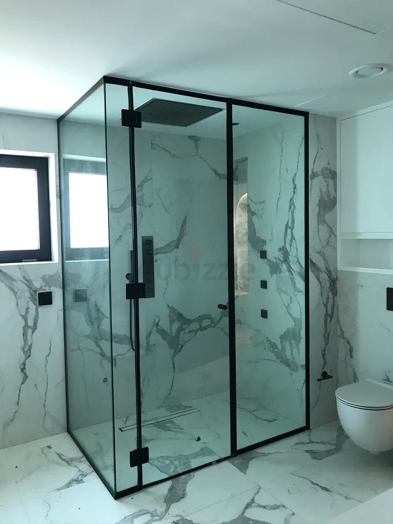 زجاج الدش مع إكسسوارات سوداء63439448475265111