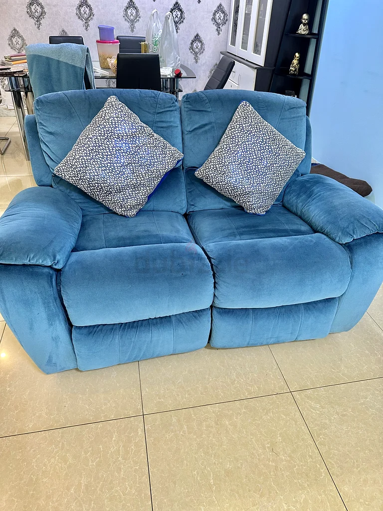 أريكة زرقاء فاخرة للانبطاح مع وسائد63177606637187111