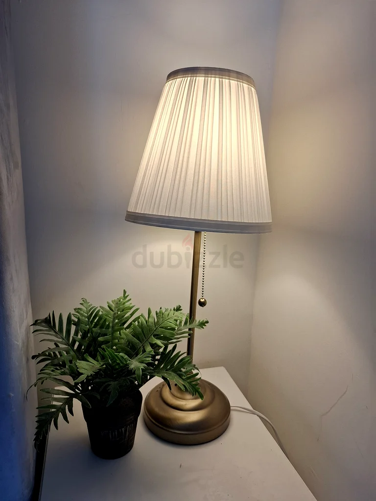 مصباح أرضي أنيق للوقوف لمساحتك المعيشية63179385632643112