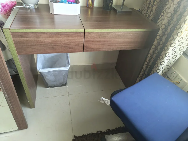 Stylish and Modern Desk for Sale!632223472618271127