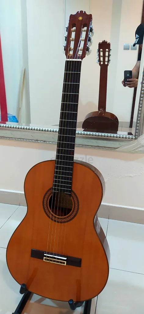 Beautiful Yamaha classic Guitar with Hard Case for Sale!63202194298625111