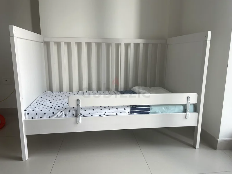 سرير أطفال / سرير صغير من ايكيا + سياج واقٍ63195621379971111