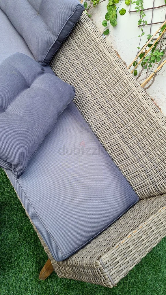 3-piece garden set with a table, 2 single-seat pieces, and 1 3-seat piece

Brand  danoub63220328218881112