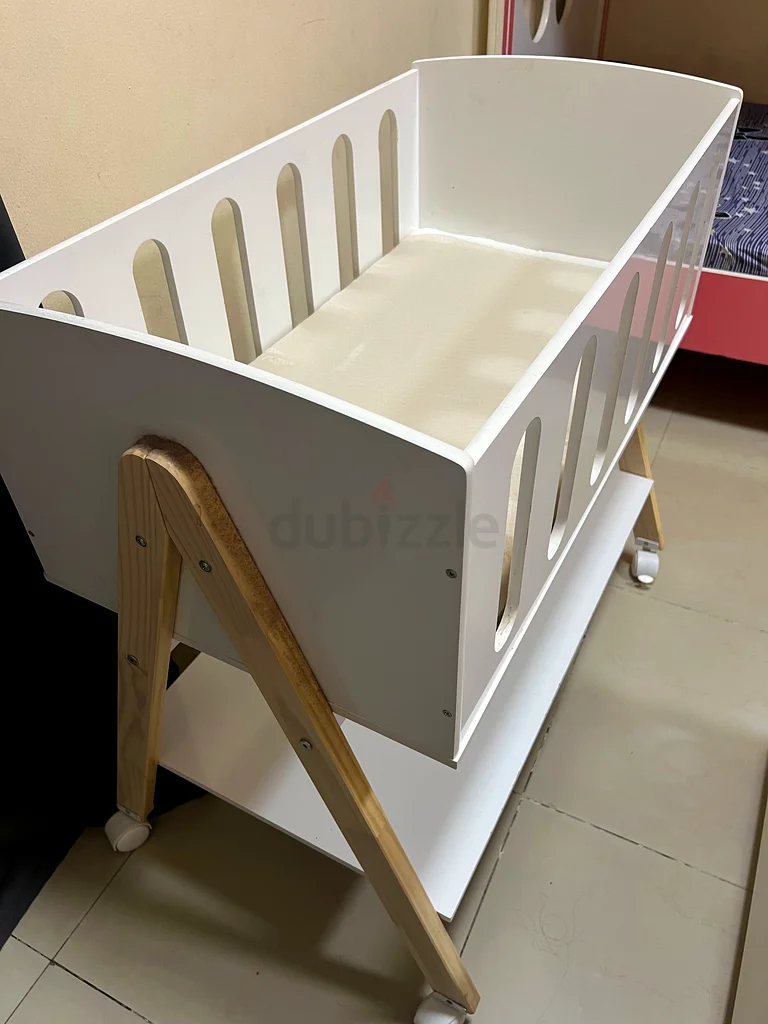 أراجيح بيضاء أنيقة للرضع متوفرة للبيع63206877604738114