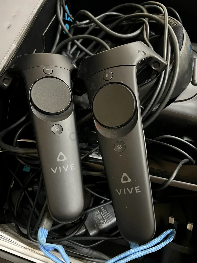 سماعة رأس HTC Vive VR PRO مع الملحقات - اغمر نفسك في واقع جديد!63261271376257113