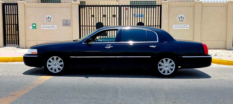 Lincoln Town Car, large size, low mileage, very clean car63134001283075114