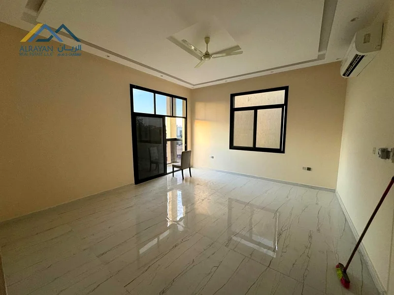 الطابق الأول، مأهول بالسكان، مع مكيفات الهواء، تشطيب حديث63294936525058111