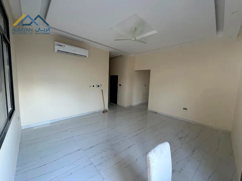الطابق الأول، مأهول بالسكان، مع مكيفات الهواء، تشطيب حديث63294936525058112
