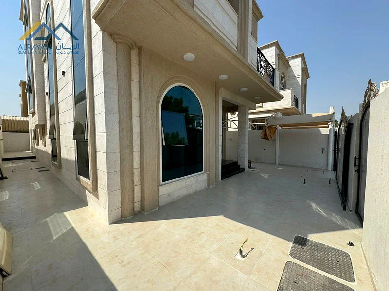 Luxurious villa (mini palace) with modern contemporary finishes * Very spacious areas * Excellent location * Freehold for all nationalities63870977608706113