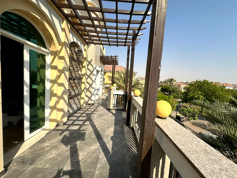 فيلا فاخرة مفروشة بالكامل مكونة من 5 غرف نوم مع مصعد ومسرح للإيجار!!63726296720771111
