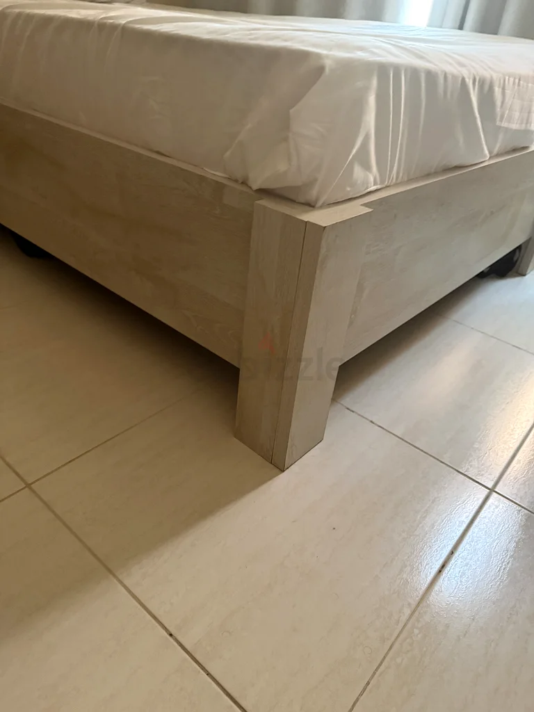 سرير عصري بتصميم بسيط مثالي لأي غرفة نوم63209836381057119