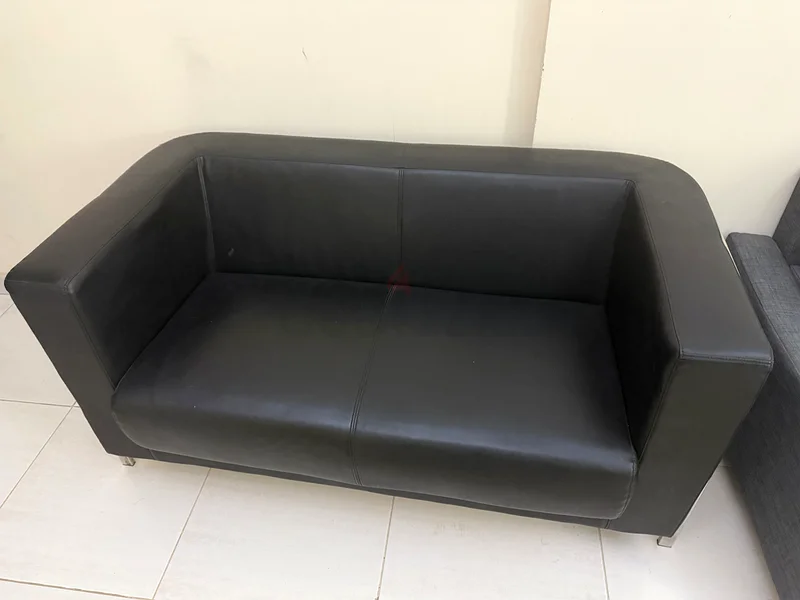 أريكة جلدية سوداء أنيقة - مثالية لأي غرفة معيشة!632098363948821110