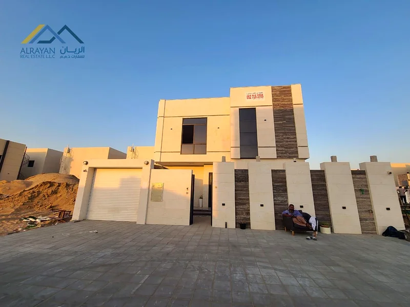 A luxurious villa with a beautiful stone facade, 5 rooms, a sitting room, and a hall, with large areas and a wonderful design.63896286194819111