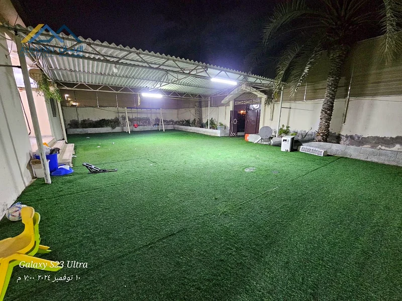 الطابق الأرضي بمساحة كبيرة وموقع مميز على شارع م asphalt، وسعر معقول قابل للتفاوض63294687769601110