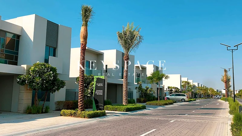 Strategic Location | Modern Luxury Villa | Resale63205334423939113