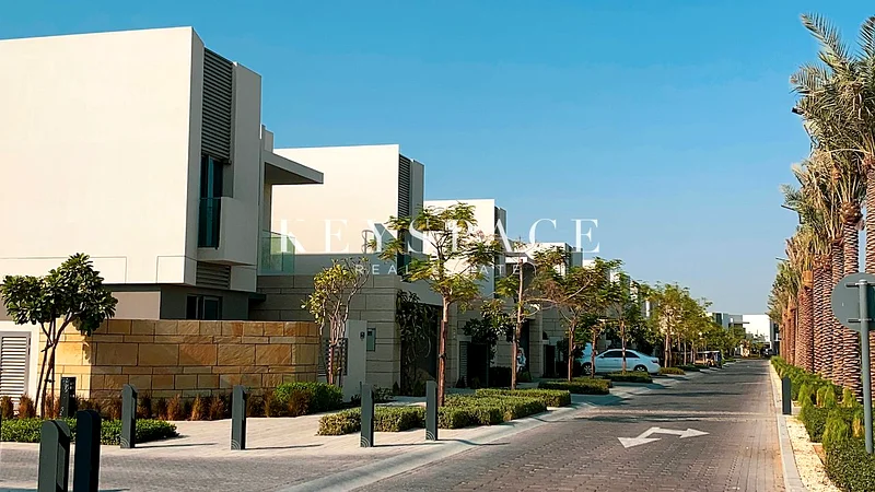 Strategic Location | Modern Luxury Villa | Resale63205334423939112