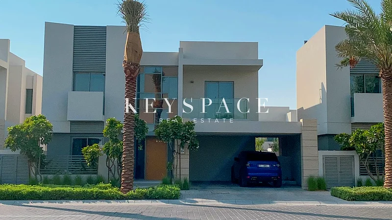 Strategic Location | Modern Luxury Villa | Resale63205334423939114
