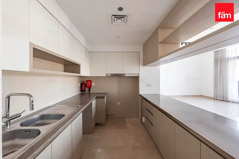 High Ceiling | Penthouse | Full water View |Vacant63759932408578114