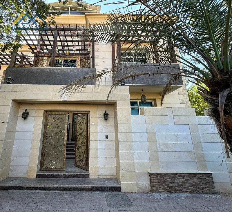 عيش براحة وفخامة في فيلا فاخرة مع غرفة ألعاب، وبركة سباحة كبيرة، ومصعد، ومفروشة بالكامل، جاهزة للسكن63720507250305112