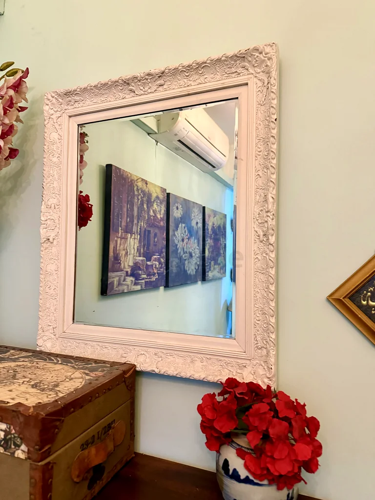 Elegant Vintage Wall Mirror with Intricate Frame63215867796098113