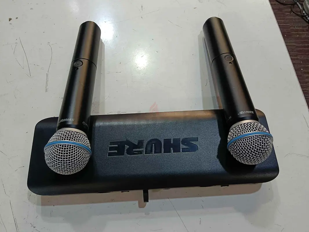 Shure Wireless Microphone System - Perfect for Events