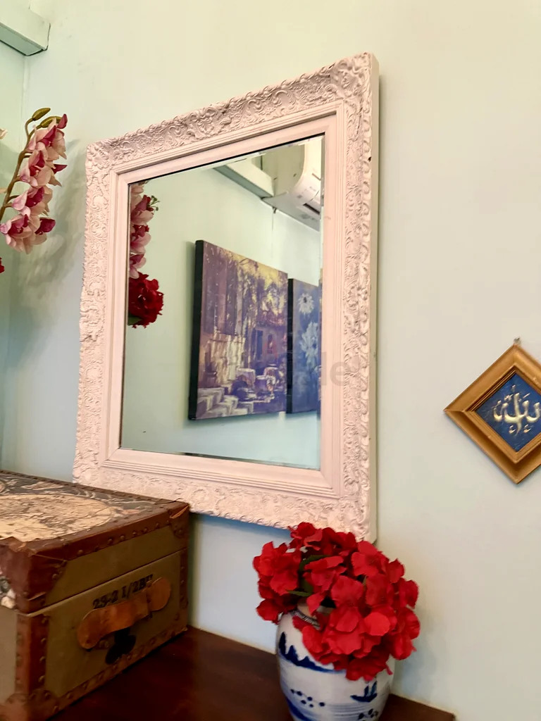 Elegant Vintage Wall Mirror with Intricate Frame63215867796098114