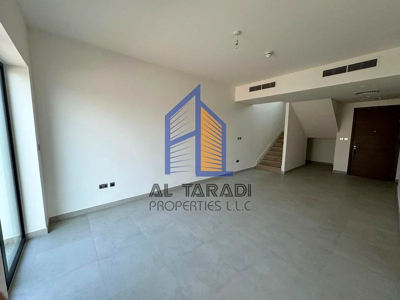 شقة رائعة مكونة من 3 غرف نوم بالإضافة إلى غرفة خادمة | صف واحد | مجتمع فاخر63152754569730114