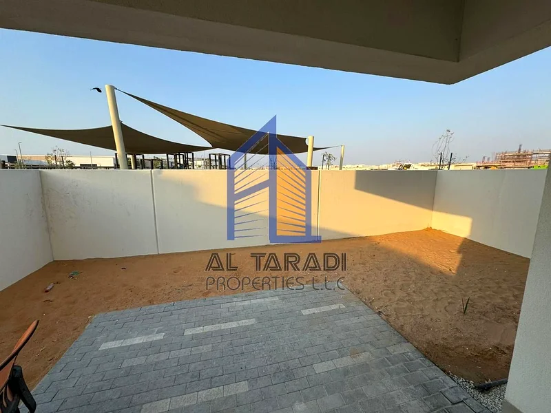 شقة رائعة مكونة من 3 غرف نوم بالإضافة إلى غرفة خادمة | صف واحد | مجتمع فاخر63152754569730113