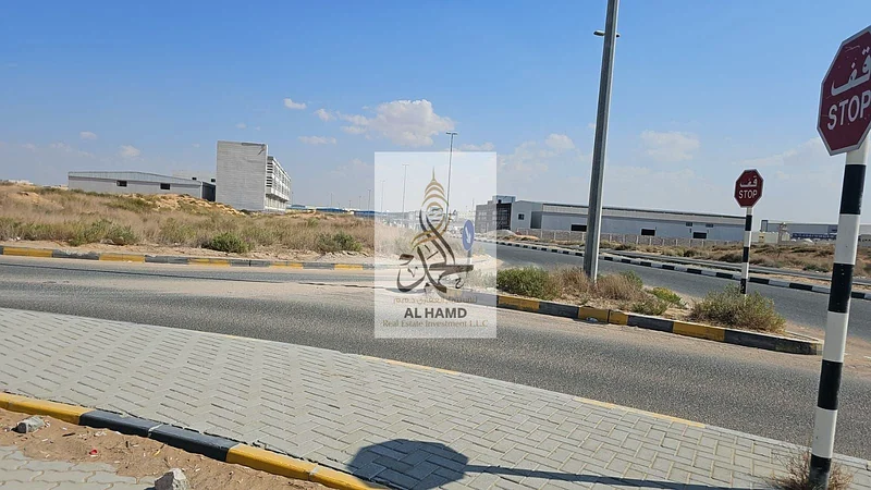 للبيع مباشرة من المالك زاوية فورين لاند طريق 3 شارع 60 أم الثوب سانيه جديدة الحجم الكلي 17500063822714771971114