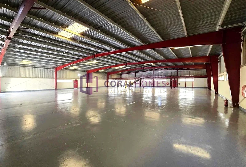 Huge Storage Warehouse At 5.2 Meters | 125 KW63185191231106113