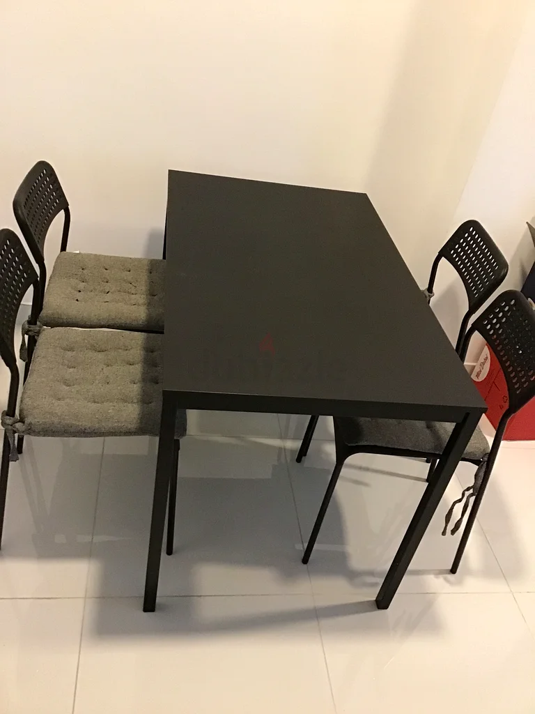 بيع عاجل: طقم طاولة طعام عصري أنيق مع 4 كراسي أنيقة بوسائد63218317399427112