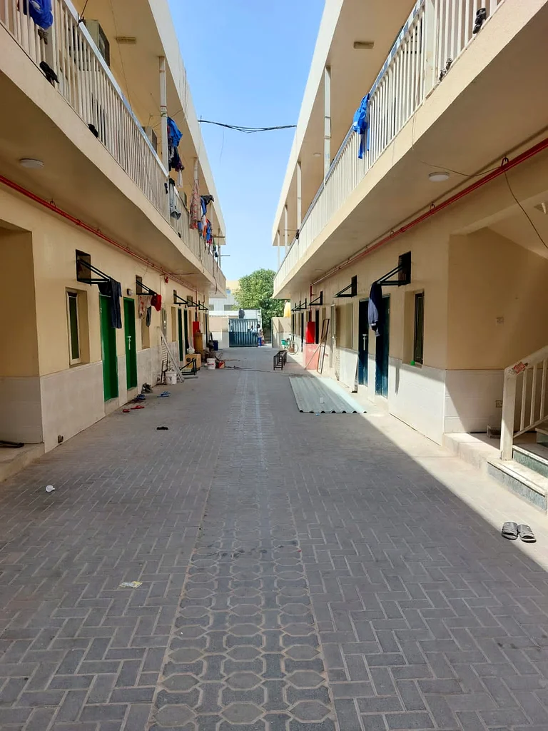 ***عرض بيع عاجل - أرض مفتوحة بمساحة 40000 قدم مربع مع مخيم للعمال للبيع في المنطقة الصناعية رقم 10***63195060177537114
