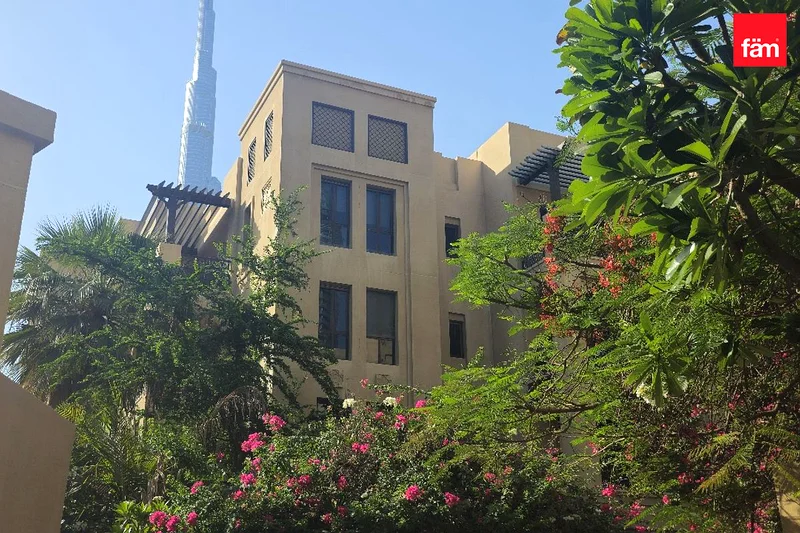 سحر المدينة القديمة | إطلالة جزئية على برج خليفة | هادئ63771908600067110
