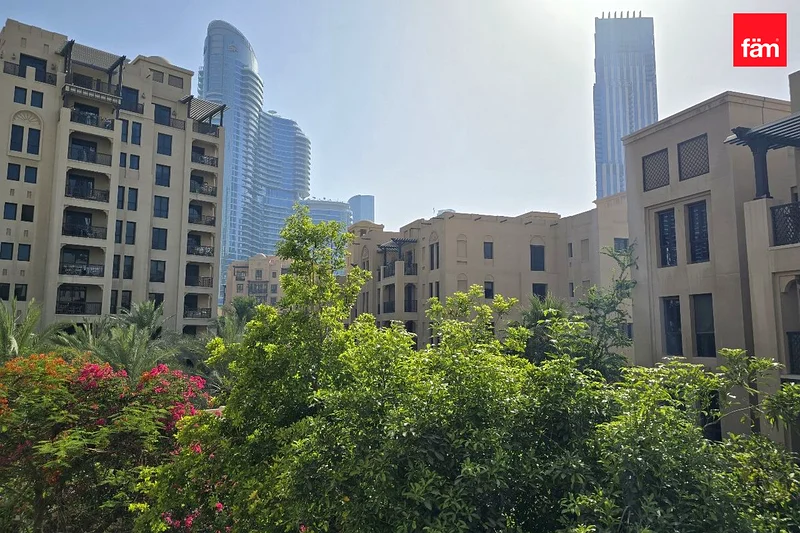 سحر المدينة القديمة | إطلالة جزئية على برج خليفة | هادئ63771908600067111