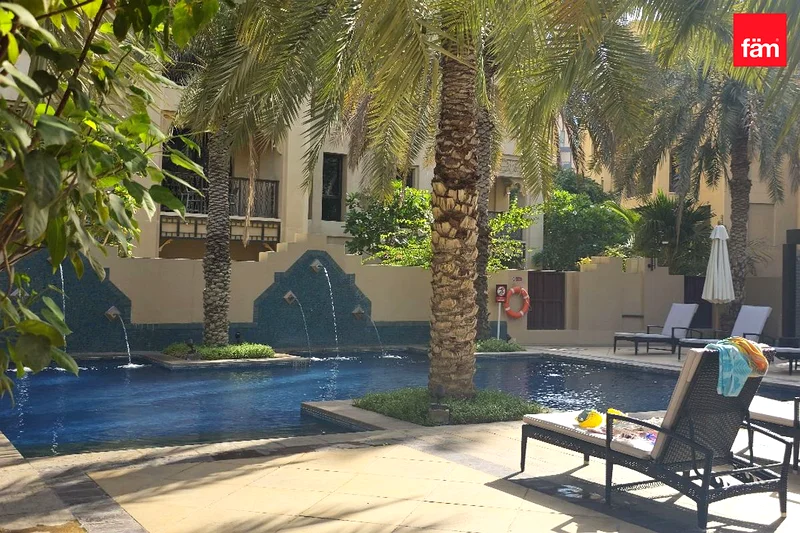 سحر المدينة القديمة | إطلالة جزئية على برج خليفة | هادئ63771908600067112